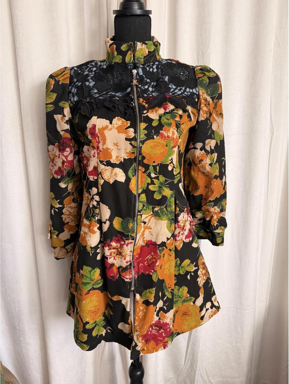 Unique Floral 3/4 length Sleeve Jacket with Lace Detail - S/Md